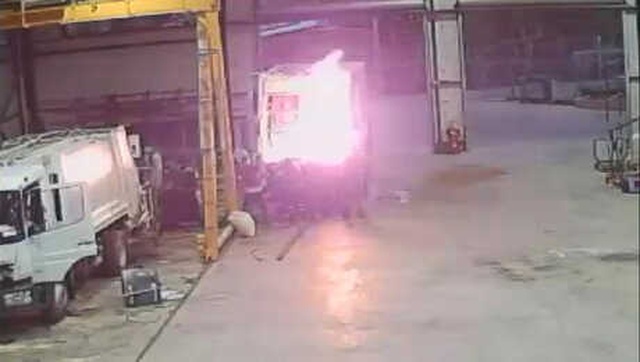 Çöp Kamyonundaki Metan Gazı Bomba Gibi Patladı, İşçilerin Ölümden Döndüğü O Anlar Kamerada