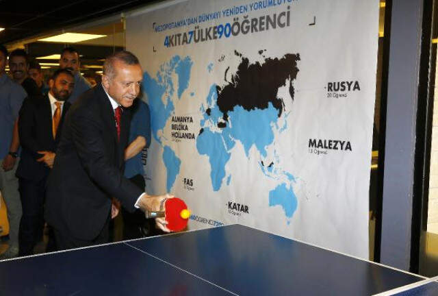 Erdoğan, Gençlerin Çay Davetini Geri Çevirmedi, Türkü Söyleyip Pinpon Oynadı