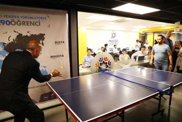 Erdoğan, Gençlerin Çay Davetini Geri Çevirmedi, Türkü Söyleyip Pinpon Oynadı