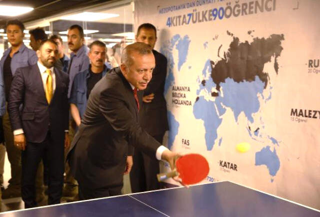 Erdoğan, Gençlerin <a class='keyword-sd' href='/cay/' title='Çay'>Çay</a> Davetini Geri Çevirmedi, Türkü Söyleyip Pinpon Oynadı