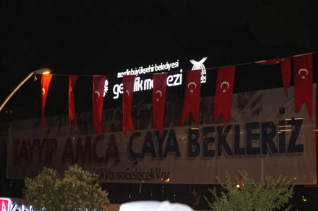 Erdoğan, Gençlerin Çay Davetini Geri Çevirmedi, Türkü Söyleyip Pinpon Oynadı