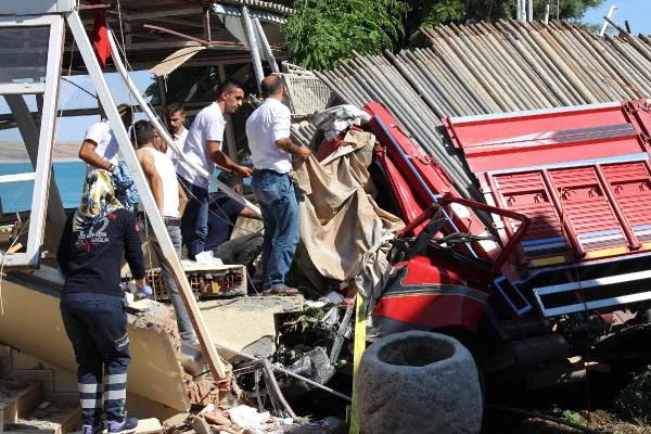 Freni Boşalan Kamyon, Restoranın Mescidine Girdi: 3 Ölü, 2 Yaralı