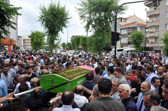 Kazada Hayatını Kaybeden Aynı Aileden 5 Kişi Gözyaşlarıyla Defnedildi