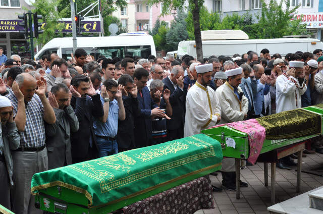 Kazada Hayatını Kaybeden Aynı Aileden 5 Kişi Gözyaşlarıyla Defnedildi