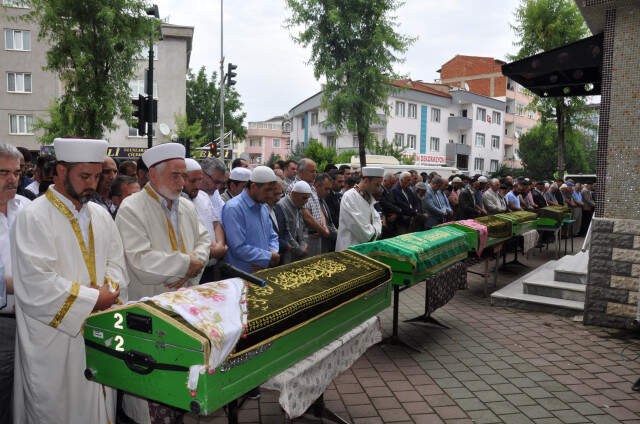 Kazada Hayatını Kaybeden Aynı Aileden 5 Kişi Gözyaşlarıyla Defnedildi