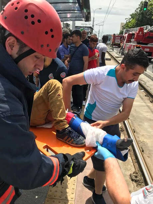 10 Yaşındaki Çocuk Dengesini Kaybedip Raylara Düşünce Tramvay Durağında Can Pazarı Yaşandı