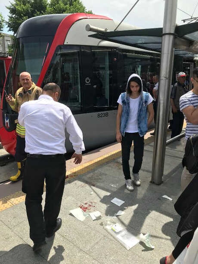 10 Yaşındaki Çocuk Dengesini Kaybedip Raylara Düşünce Tramvay Durağında Can Pazarı Yaşandı