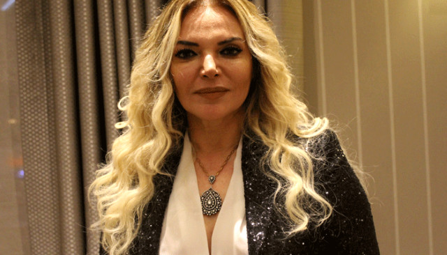 Ünlü Şarkıcı Fulden Uras, Hakkında Cinsel İçerikli Yorum Yapan Kadın Hayranını Savcılığa Şikayet Etti