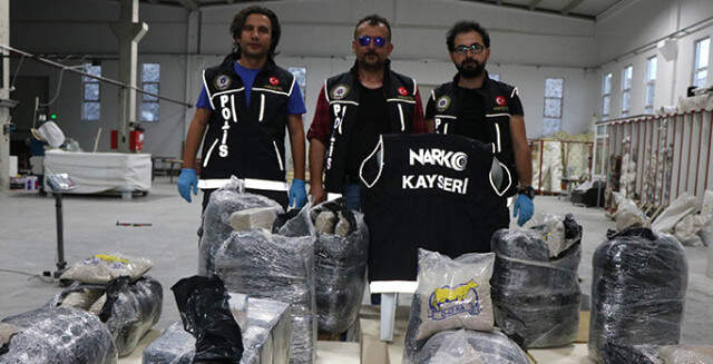 Yatak Değil Uyuşturucu Fabrikası: Polis 235 Kilogram Eroin Ele Geçirdi Kayseri Polisi Yatak Fabrikasında 235 Kilogram Eroin Ele Geçirdi