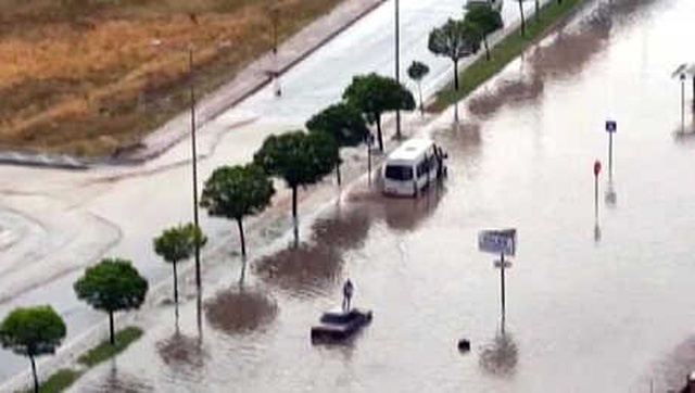 Yol Göle Dönünce Otomobilinin Üzerinde Yardım Bekledi