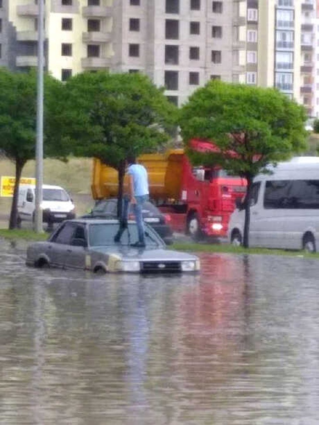 Yol <a class='keyword-sd' href='/gole/' title='Göle'>Göle</a> Dönünce Otomobilinin Üzerinde Yardım Bekledi