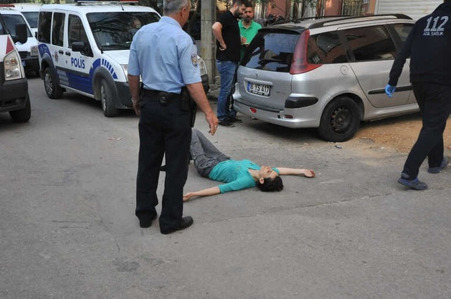 Tartıştığı Kocasını Bıçaklayarak Öldüren Kadın, Yolun Ortasında Yatarken Bulundu