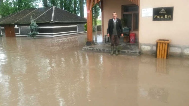 Yağışlar <a class='keyword-sd' href='/eskisehir/' title='Eskişehir'>Eskişehir</a>'de Hayatı Felç Etti, Sel Suları Caddelerde Nehir Gibi Aktı