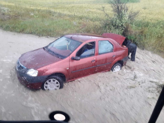 Yağışlar Eskişehir'de Hayatı Felç Etti, Sel Suları Caddelerde Nehir Gibi Aktı