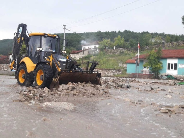 Yağışlar Eskişehir'de Hayatı Felç Etti, Sel Suları Caddelerde Nehir Gibi Aktı