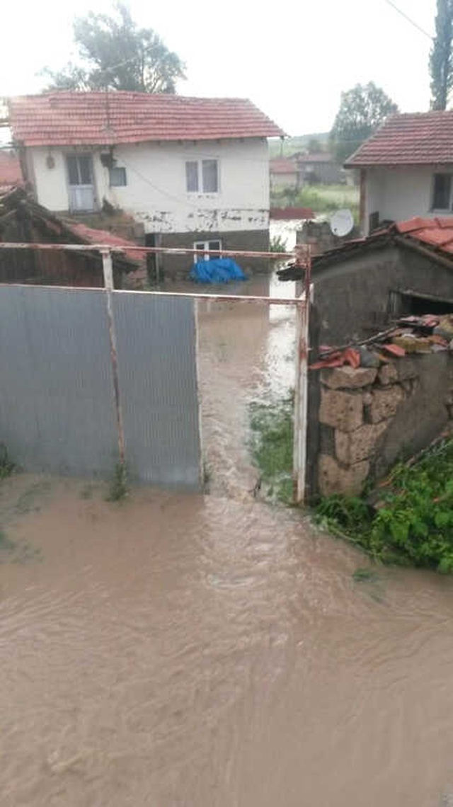 Yağışlar Eskişehir'de Hayatı Felç Etti, Sel Suları Caddelerde Nehir Gibi Aktı