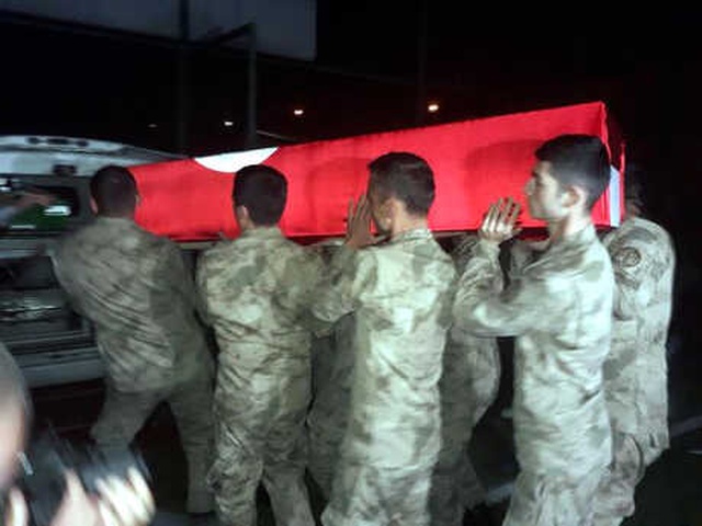 PKK'lılarla Çıkan Çatışmada Şehit Olan Askerin Valizini Arkadaşı Taşıdı