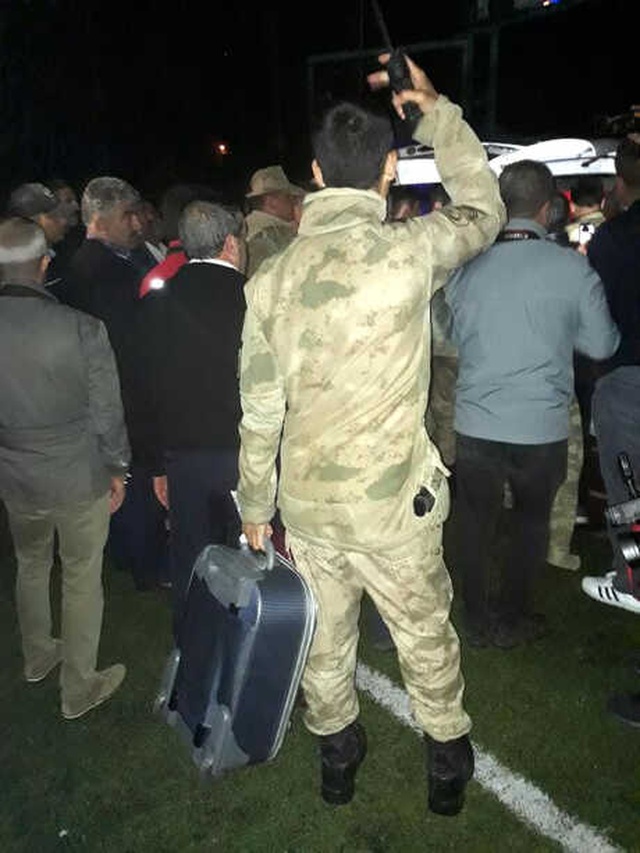 PKK'lılarla Çıkan Çatışmada Şehit Olan Askerin Valizini Arkadaşı Taşıdı