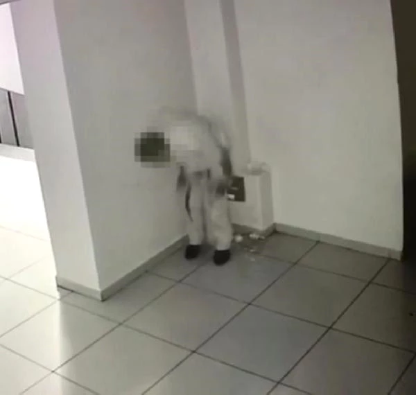 Rezil Adam, İş Merkezinde Çöp Kutusuna Tuvaletini Yaptı! Kamera Kayıttaydı