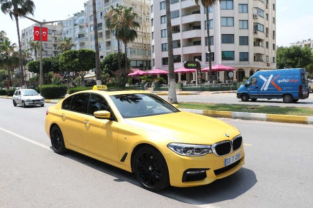 500 Bin Liralık Lüks Otomobili Taksiye Çevirdi