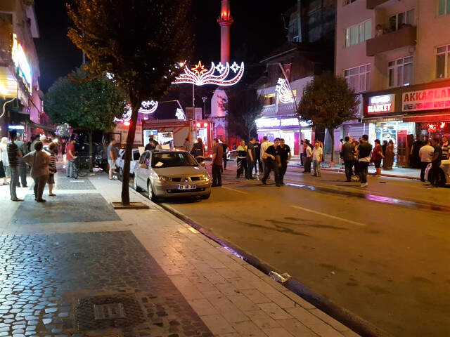Düzce'de TIR Sürücüsü 3 Otomobil 1 Kamyona Çarptı, Deprem Oldu Zanneden Mahalleli Sokaklara Döküldü Düzce'de TIR Sürücüsü 3 Otomobil 1 Kamyona Çarptı, Deprem Oldu Zanneden Mahalleli Sokaklara Döküldü