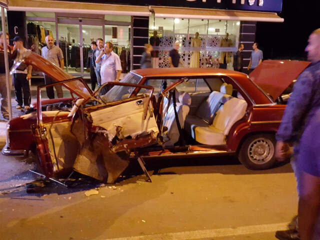 Düzce'de TIR Sürücüsü 3 Otomobil 1 Kamyona Çarptı, Deprem Oldu Zanneden Mahalleli Sokaklara Döküldü Düzce'de TIR Sürücüsü 3 Otomobil 1 Kamyona Çarptı, Deprem Oldu Zanneden Mahalleli Sokaklara Döküldü