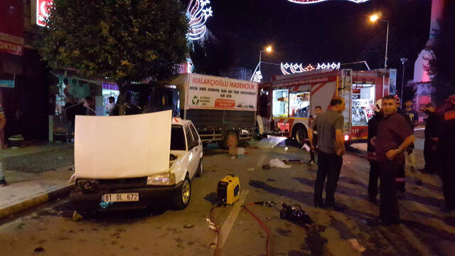 Düzce'de TIR Sürücüsü 3 Otomobil 1 Kamyona Çarptı, Deprem Oldu Zanneden Mahalleli Sokaklara Döküldü Düzce'de TIR Sürücüsü 3 Otomobil 1 Kamyona Çarptı, Deprem Oldu Zanneden Mahalleli Sokaklara Döküldü