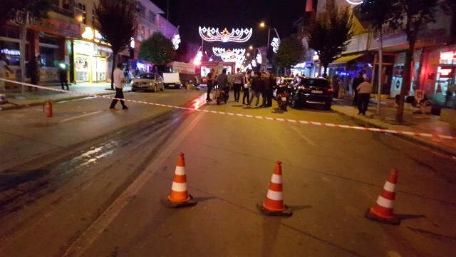 Düzce'de TIR Sürücüsü 3 Otomobil 1 Kamyona Çarptı, Deprem Oldu Zanneden Mahalleli Sokaklara Döküldü Düzce'de TIR Sürücüsü 3 Otomobil 1 Kamyona Çarptı, Deprem Oldu Zanneden Mahalleli Sokaklara Döküldü