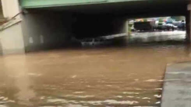 Yağışın Etkili Olduğu İstanbul'da Araç Alt Geçitte Mahsur Kaldı
