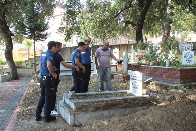 Antalya'da Şoke Eden Olay! Mezar Taşını Söküp Yanına
