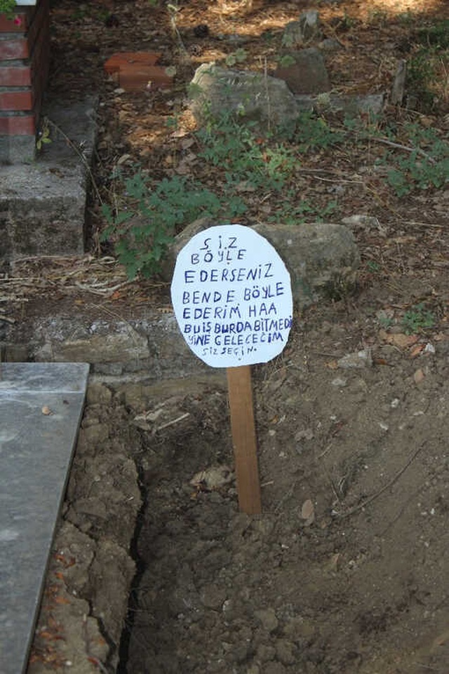 Antalya'da Şoke Eden Olay! Mezar Taşını Söküp Yanına