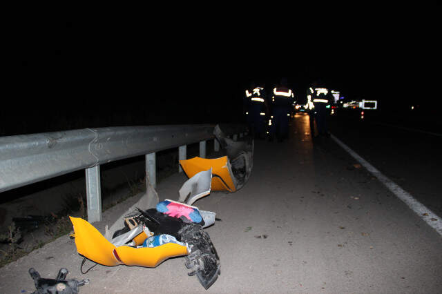 Sosyal Medyada Canlı Yayın Yaparken Şarampole Uçtu: 1'i Ağır, 2 Yaralı Sosyal Medyada Canlı Yayın Yaparken Şarampole Uçtu: 1'i Ağır, 2 Yaralı