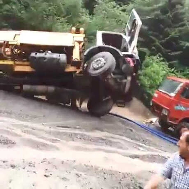 Trabzon'da Sel Suları, Beton Pompası ile Kamyonu Dereye Sürükledi, O Anlar Saniye Saniye Görüntülendi