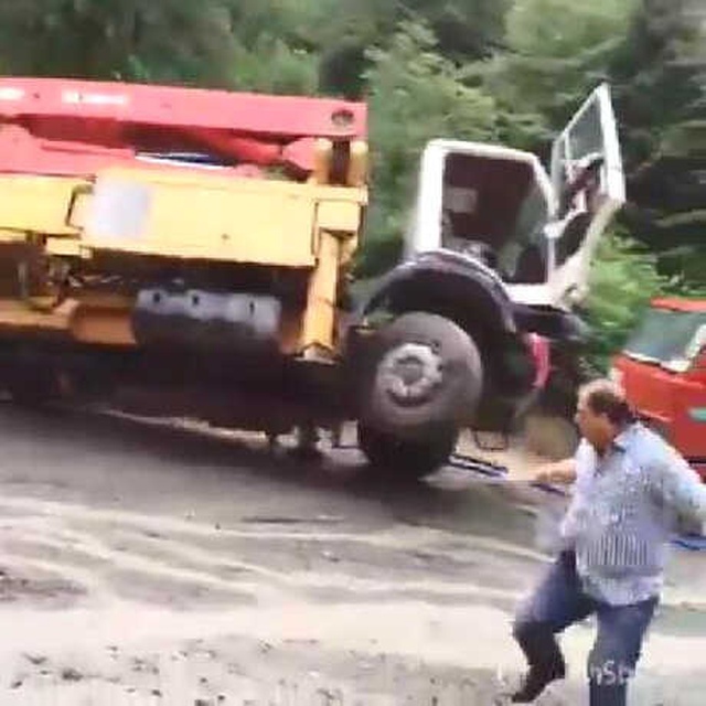 Trabzon'da Sel Suları, Beton Pompası ile Kamyonu Dereye Sürükledi, O Anlar Saniye Saniye Görüntülendi