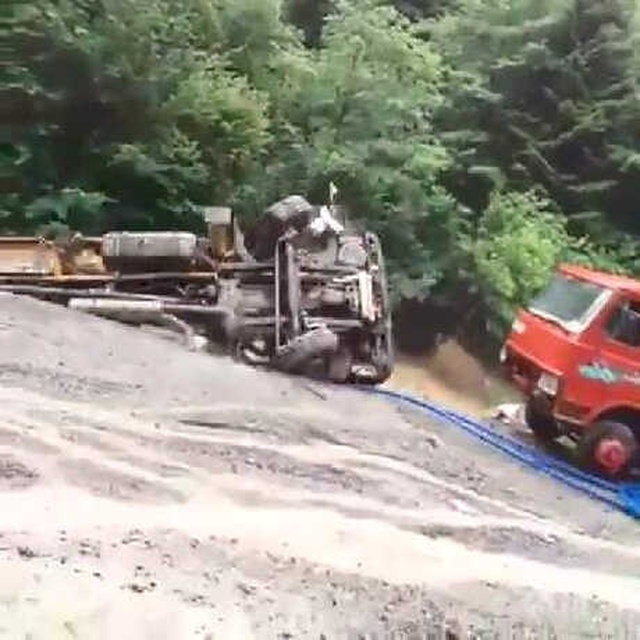 Trabzon'da Sel Suları, Beton Pompası ile Kamyonu Dereye Sürükledi, O Anlar Saniye Saniye Görüntülendi