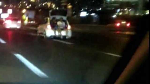 İki Genç Otomobilin Bagajında Canlarını Hiçe Sayarak Yolculuk Etti, O Anlar Kaydedildi
