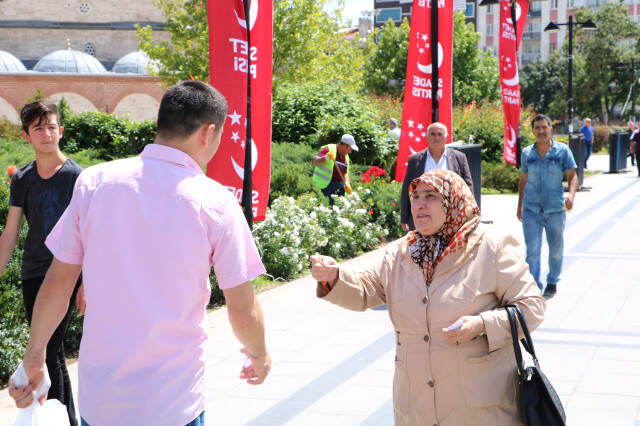 Yaşlı Anne Müzisyen Oğlunun Sosyal Medya Takipçisini Arttırmak İlan Dağıtmaya Başladı Yaşlı Anne, Müzisyen Oğlunun Sosyal Medya Takipçisini Arttırmak İçin İlan Dağıtmaya Başladı