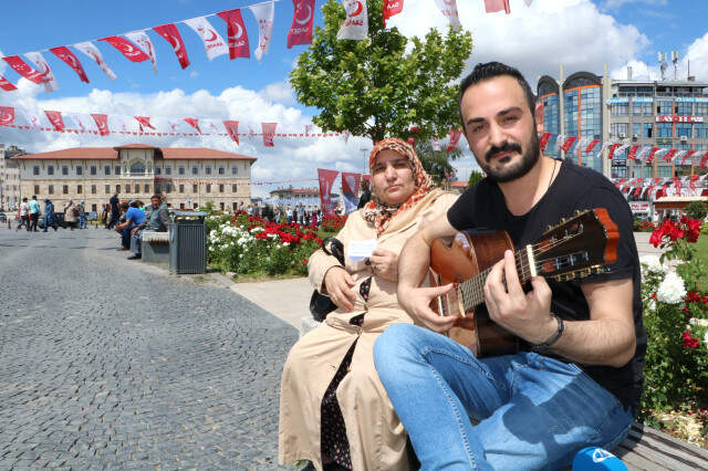 Yaşlı Anne Müzisyen Oğlunun Sosyal Medya Takipçisini Arttırmak İlan Dağıtmaya Başladı Yaşlı Anne, Müzisyen Oğlunun Sosyal Medya Takipçisini Arttırmak İçin İlan Dağıtmaya Başladı