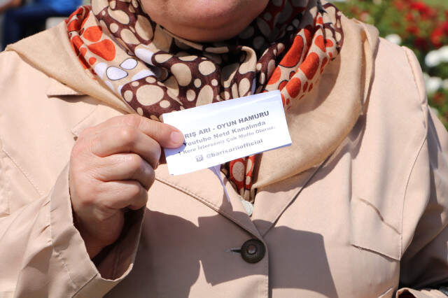 Yaşlı Anne Müzisyen Oğlunun Sosyal Medya Takipçisini Arttırmak İlan Dağıtmaya Başladı Yaşlı Anne, Müzisyen Oğlunun Sosyal Medya Takipçisini Arttırmak İçin İlan Dağıtmaya Başladı