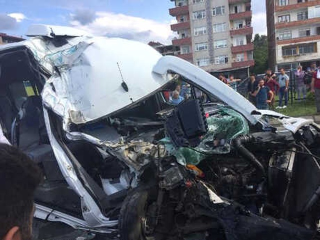 Yolcu Minibüsü, Çöp Kamyonuna Çarptı: 2'si Ağır, 10 Yaralı