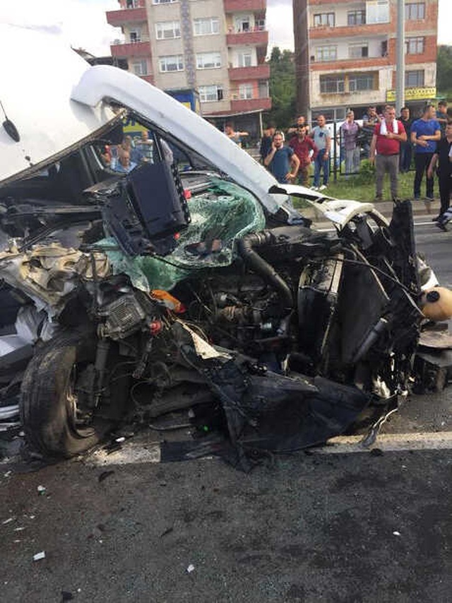 Yolcu Minibüsü, Çöp Kamyonuna Çarptı: 2'si Ağır, 10 Yaralı