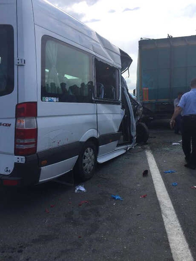 Yolcu Minibüsü, Çöp Kamyonuna Çarptı: 2'si Ağır, 10 Yaralı