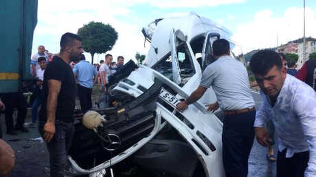 Yolcu Minibüsü, Çöp Kamyonuna Çarptı: 2'si Ağır, 10 Yaralı