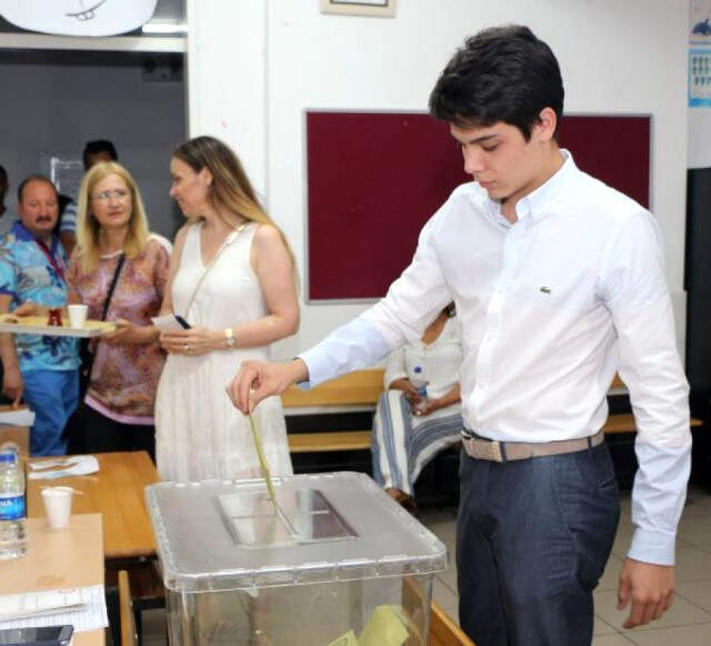 AK Parti'nin En Genç Milletvekili Adayı Oyunu Kullandı AK Parti'nin En Genç Milletvekili Adayı Oyunu Kullandı