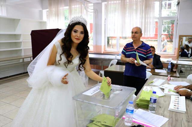 Tekirdağ'da Gelinliğiyle Sandık Başına Gidip Oy Kullandı