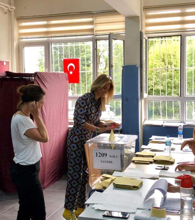 Oy Kullanan Ünlülerin Sandık Paylaşımları