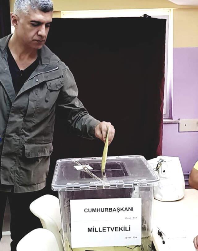 Oy Kullanan Ünlülerin Sandık Paylaşımları