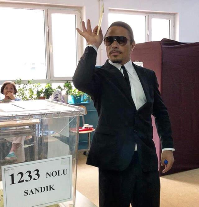 Oy Kullanan Ünlülerin Sandık Paylaşımları