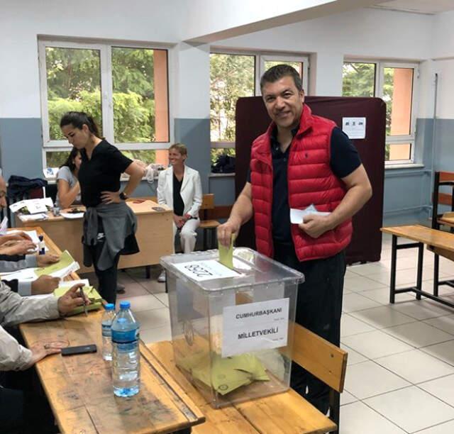 Oy Kullanan Ünlülerin Sandık Paylaşımları