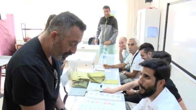 Oy Kullanan Ünlülerin Sandık Paylaşımları